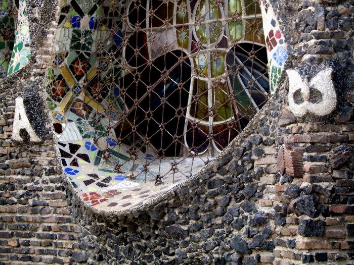 vidriera y reja de la Cripta.